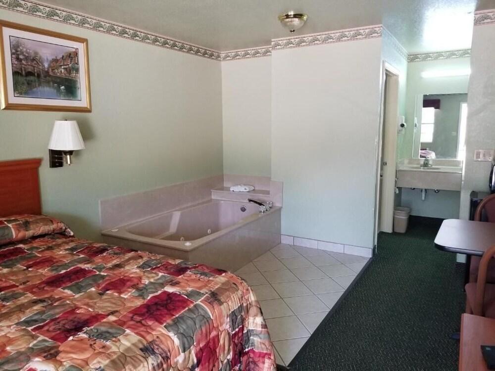 Haltom Inn photo 18