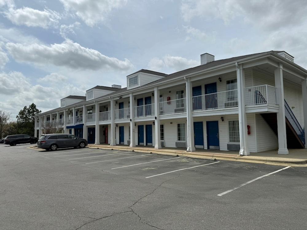 Brentwood Inn & Suites — hotel in Roanoke Rapids