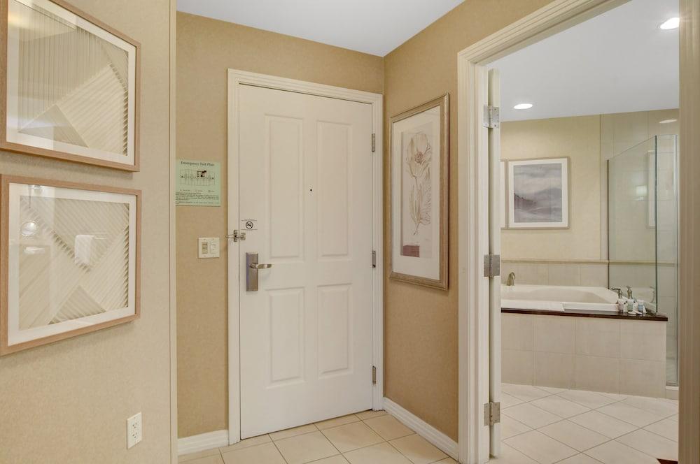 Premium Suite w/balcony at The Signature photo 17