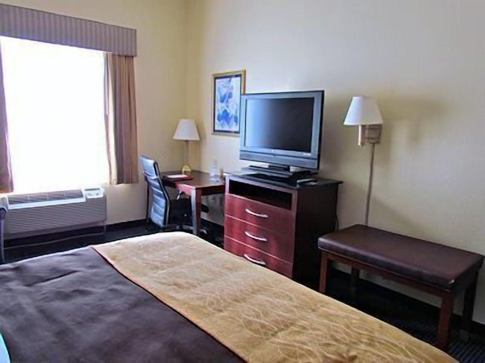 Comfort Inn & Suites Ft. Jackson Maingate photo 23