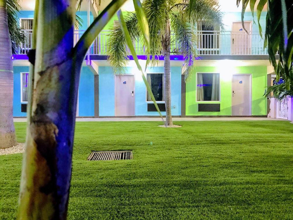 Tropical Inn & Suites photo 18