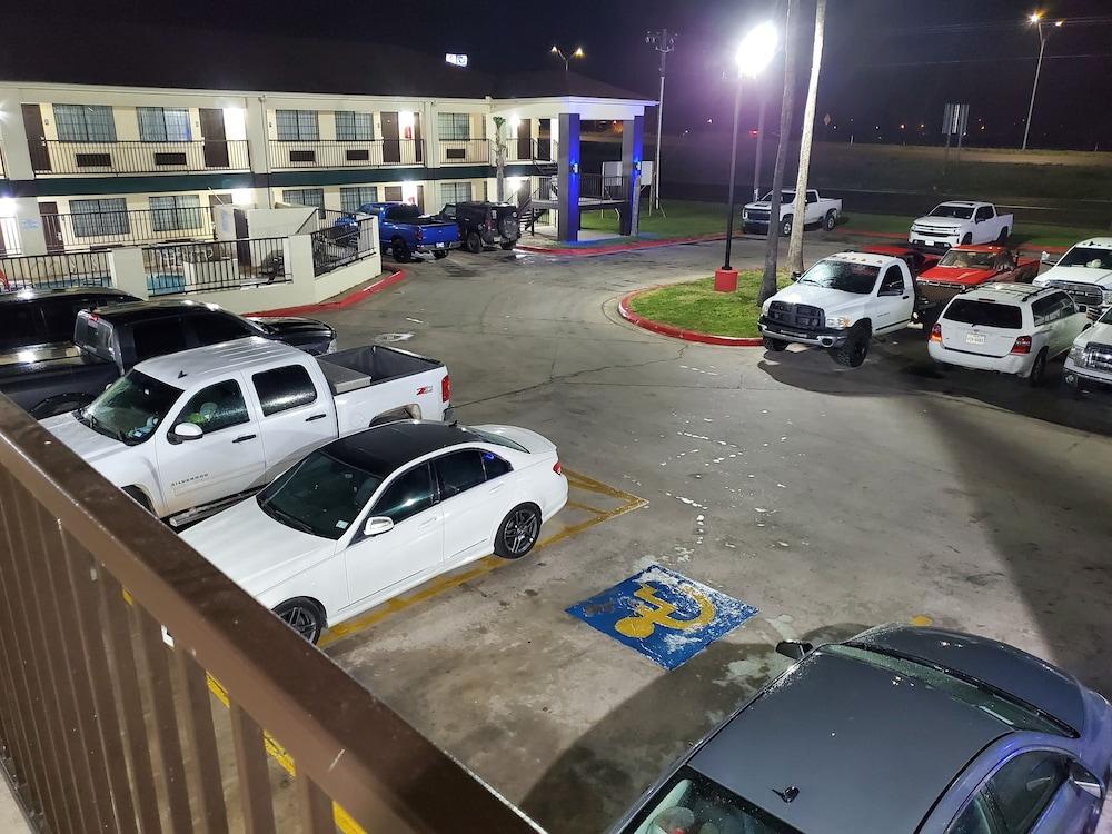 Deluxe Inn & Suites photo 54