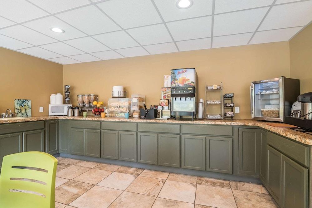 Econo Lodge Inn And Suites photo 15