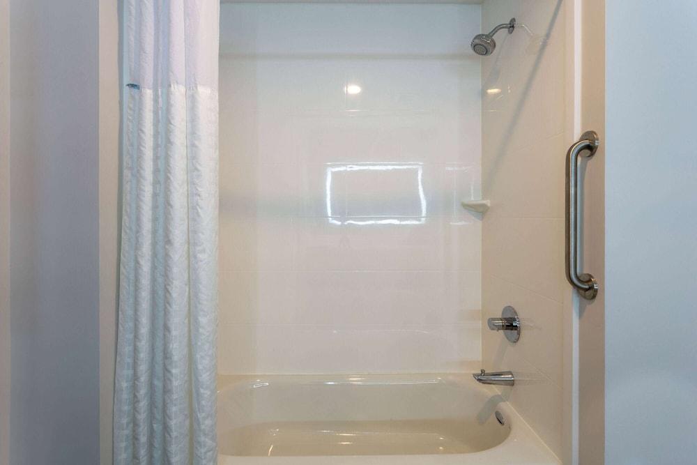 La Quinta Inn & Suites by Wyndham Shorewood photo 17