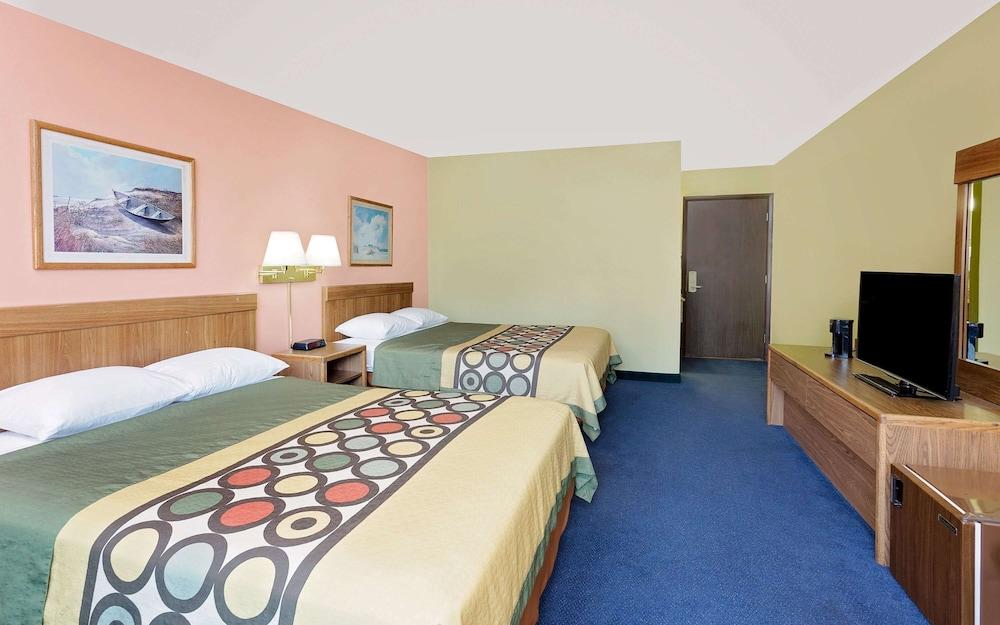 Super 8 by Wyndham Sturgeon Bay photo 4