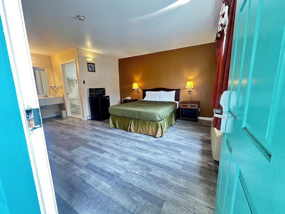ROYAL INN photo 2