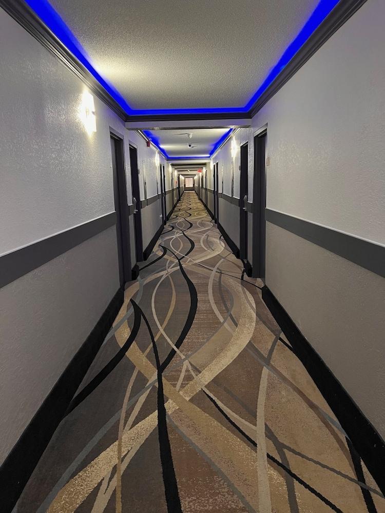 Days Inn by Wyndham Rock Falls photo 13