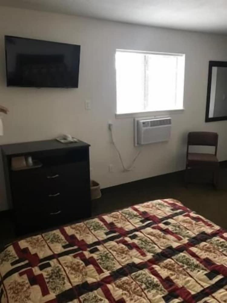 Midway Budget Inn photo 7