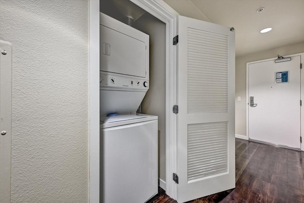 Global Luxury Suites at Woodbury photo 19