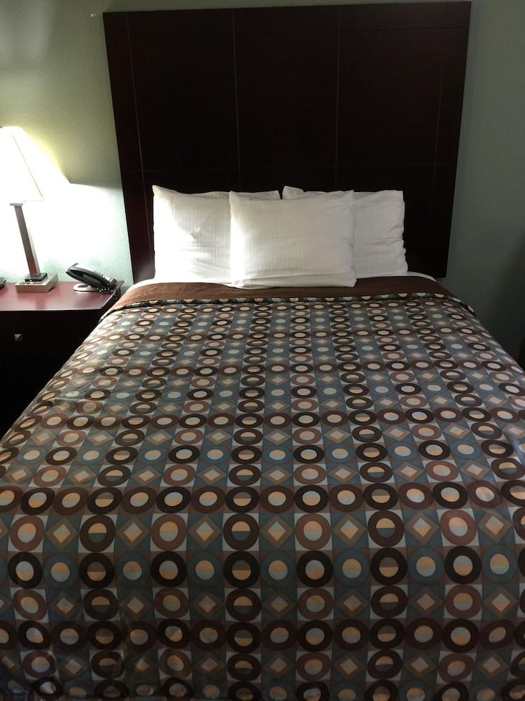 Pearsall Inn & Suites photo 11