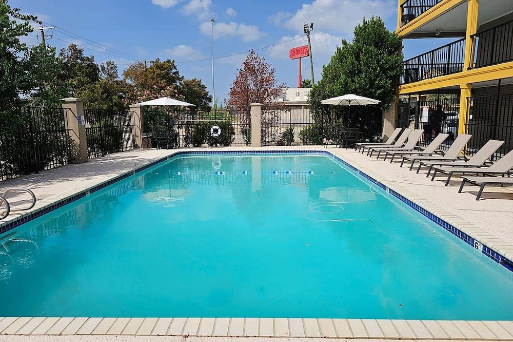 Super 8 by Wyndham Metairie photo 3