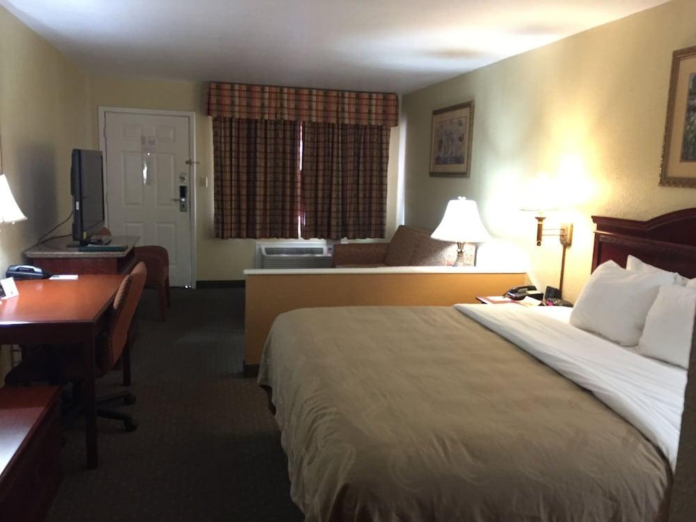 Econo Lodge Inn & Suites Eagle Pass photo 31