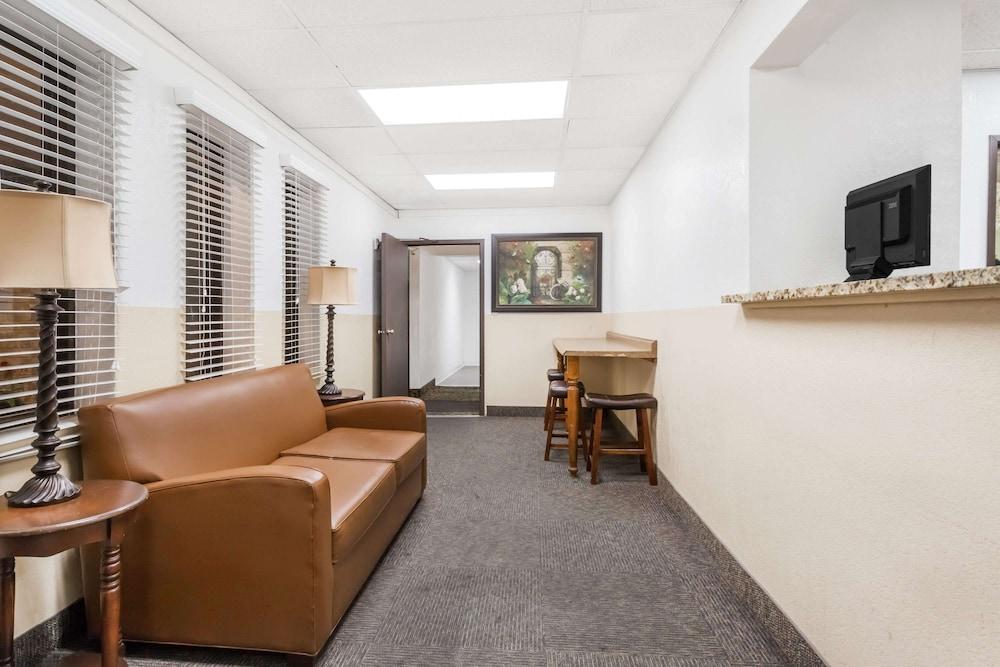 Super 8 by Wyndham Montgomery Maybrook photo 3