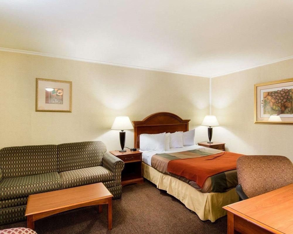 Econo Lodge Inn & Suites photo 8
