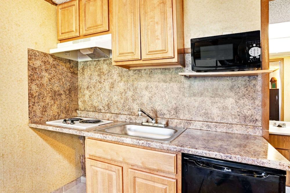 Knights Inn Sterling Heights photo 12
