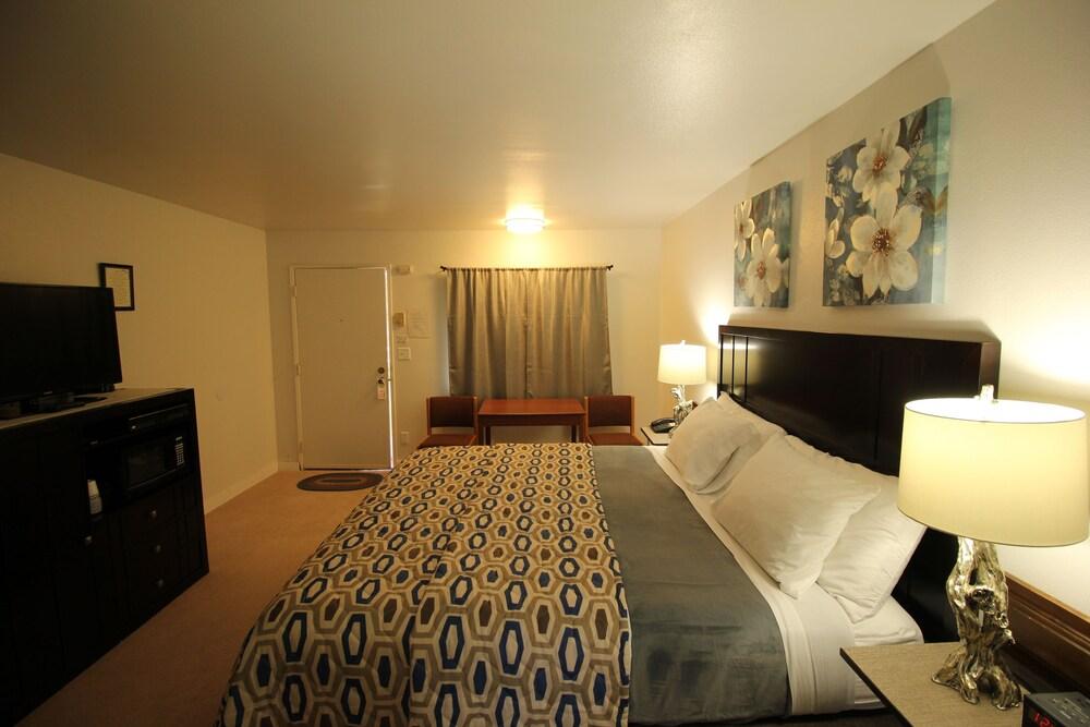 Mariner's Cove Inn photo 40