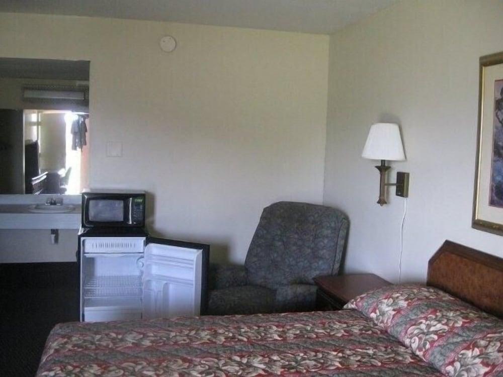 Red Carpet Inn Terre Haute photo 16