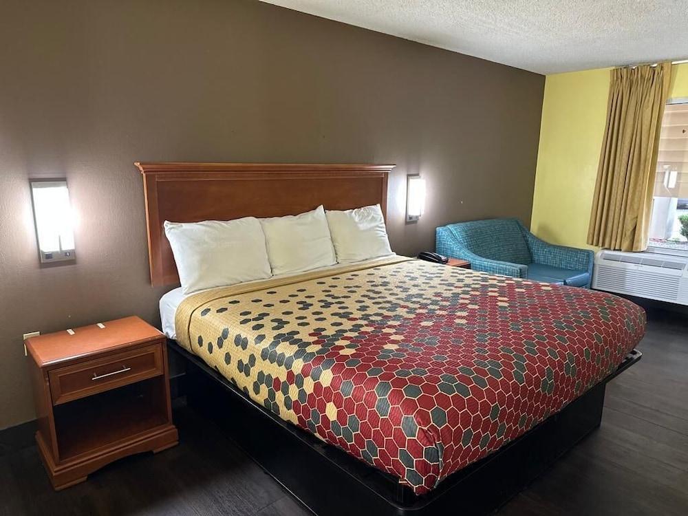 Econo Lodge Picayune photo 14