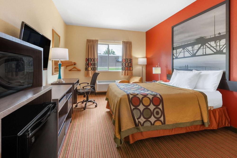 Super 8 by Wyndham Big Rapids photo 11