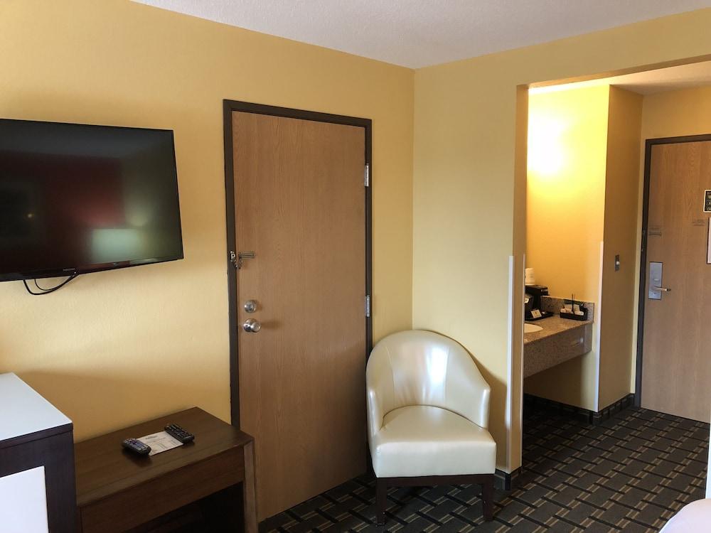 Baymont by Wyndham Springfield IL photo 10
