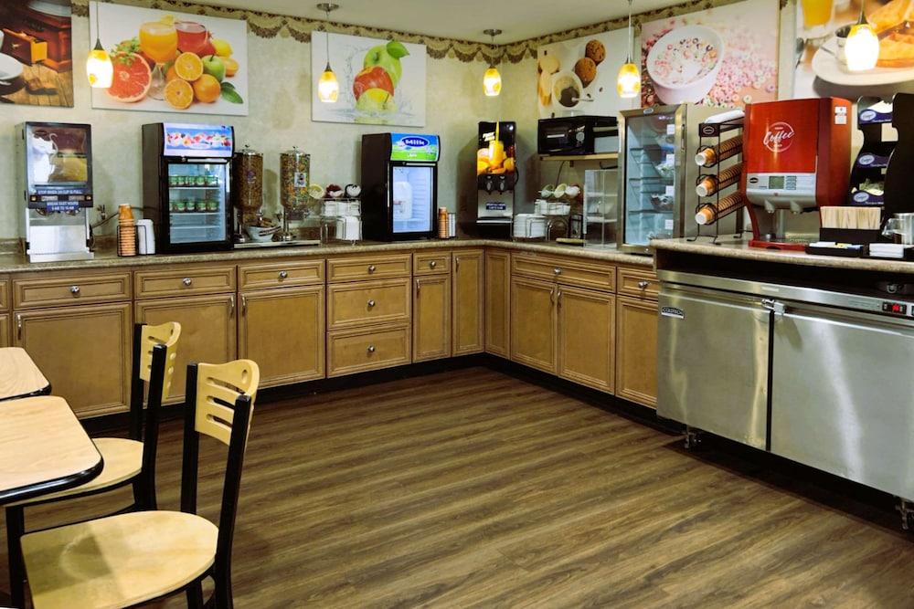 Econo Lodge Grand Forks near University photo 4