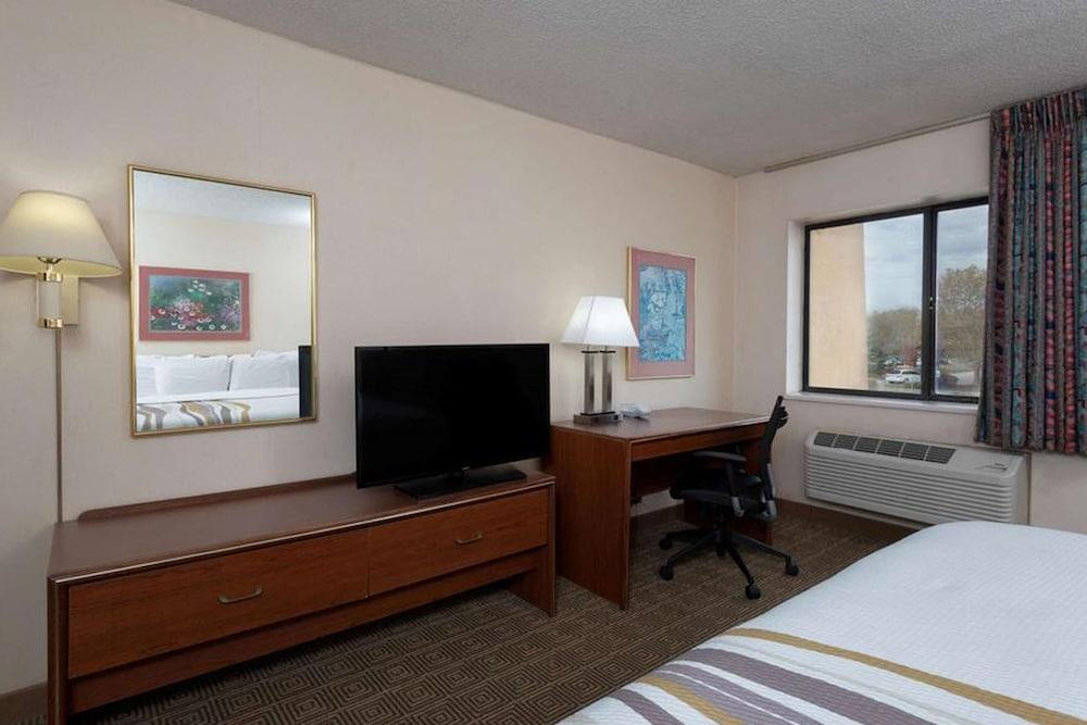 Norwood Inn & Suites by BlissPoint Post Rd Indianapolis photo 3