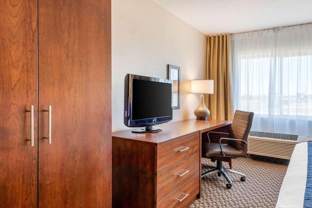 Comfort Inn & Suites near Route 66 photo 7