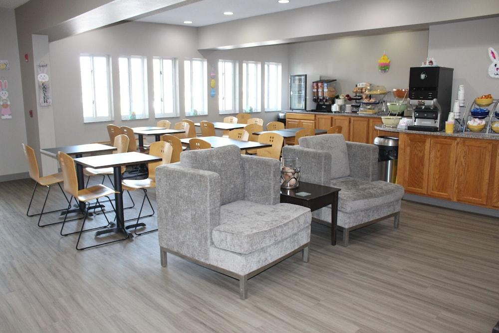 Reston Inn & Suites photo 6