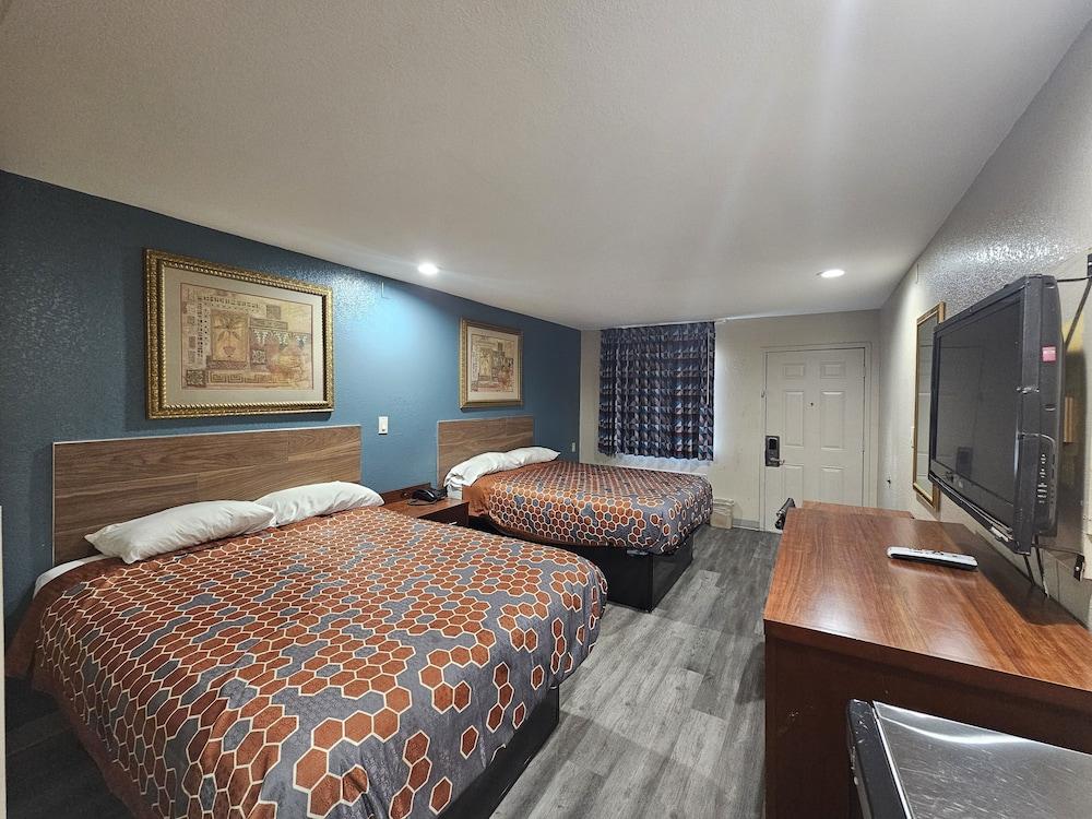 Deluxe Inn photo 6