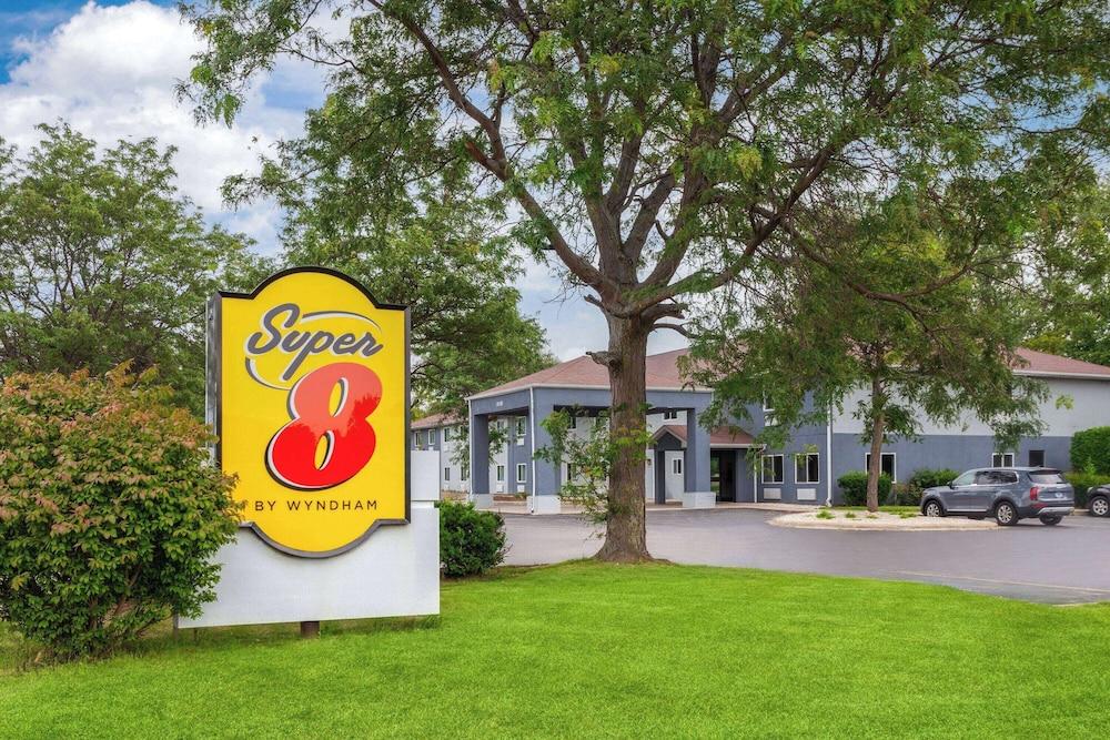 Super 8 by Wyndham McHenry/Fox Lake Area photo 26