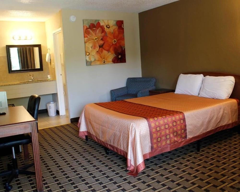 Red Carpet Inn & Suites photo 9