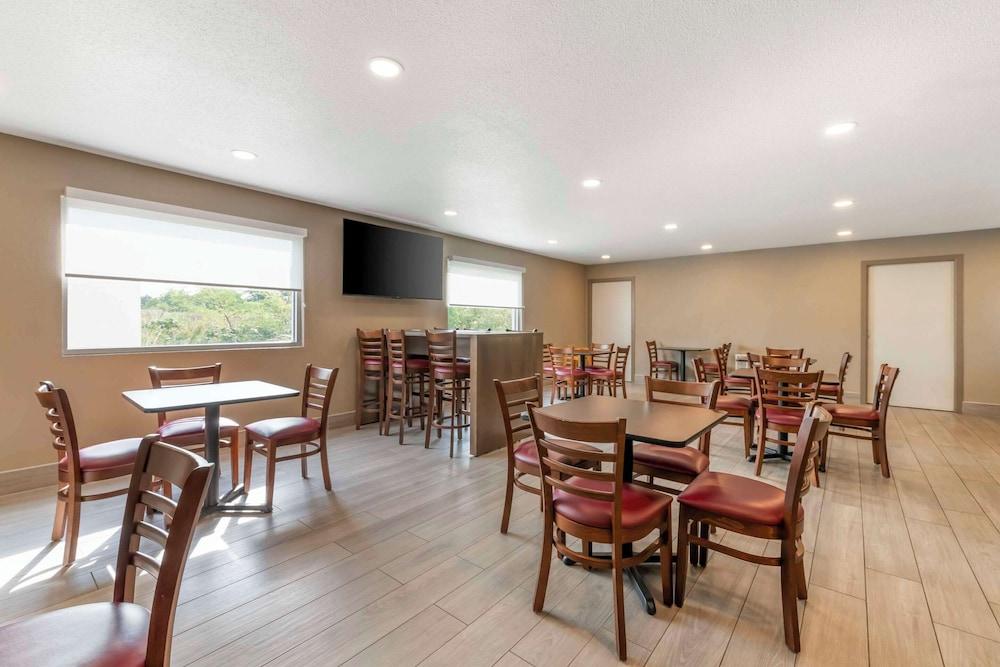 Sleep Inn & Suites Wisconsin Dells - Lake Delton photo 33