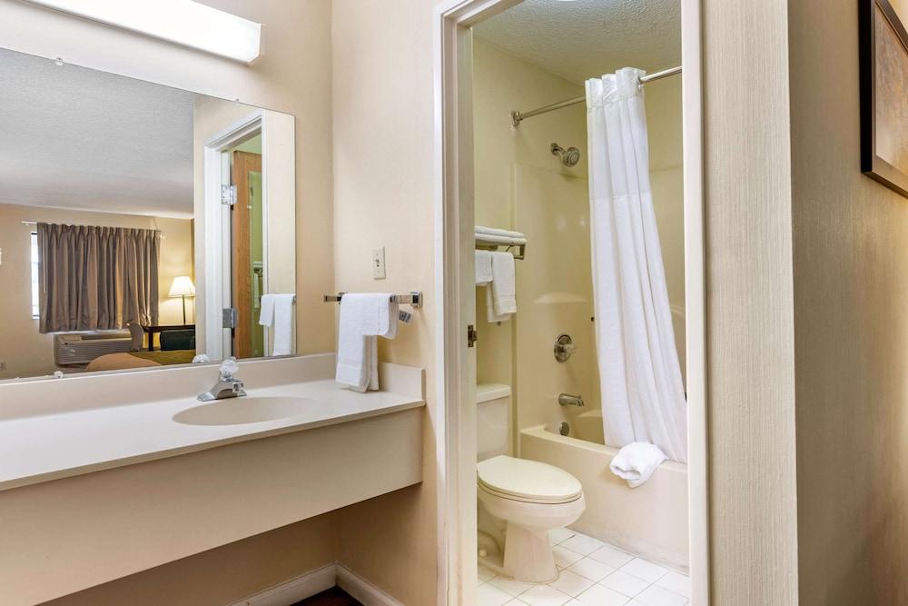 Econo Lodge Inn & Suites Southeast photo 11