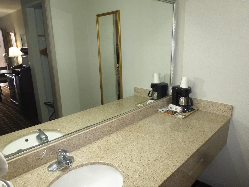 Red Roof Inn Evergreen photo 16