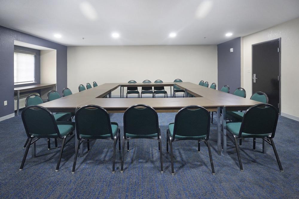 Microtel Inn & Suites by Wyndham Meridian photo 12