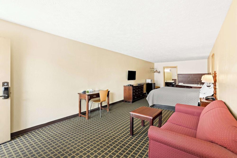 Americas Best Value Inn & Suites Mt. Pleasant photo 10