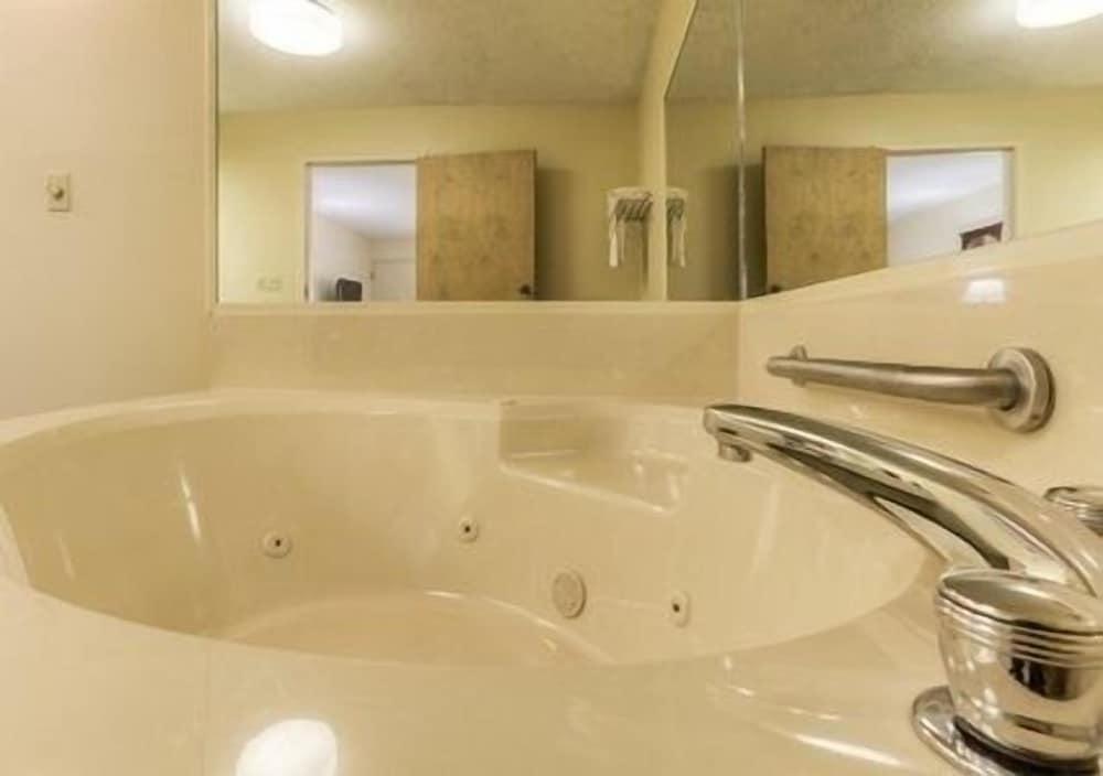 Quality Inn Paris photo 38