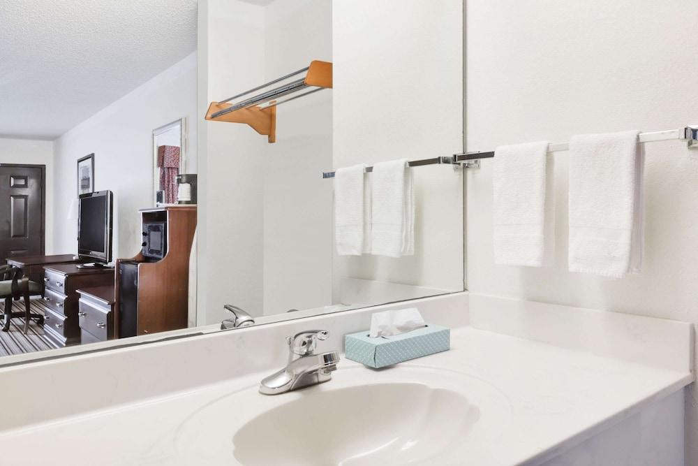 Days Inn by Wyndham Oneonta AL photo 13