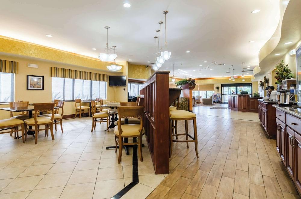 Comfort Suites Salina South photo 80