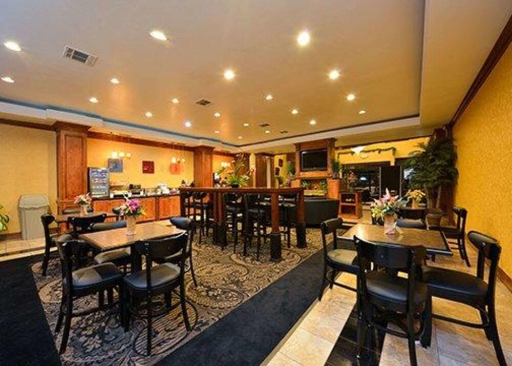 Comfort Suites Bay City East photo 17