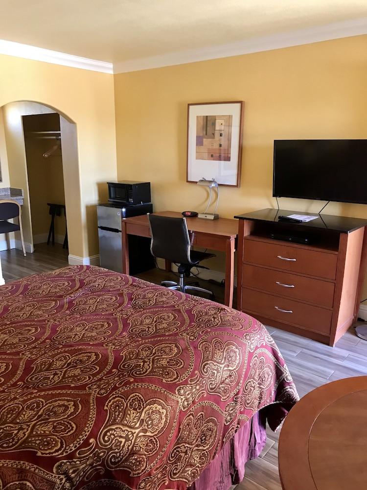 Town & Country Motel photo 8