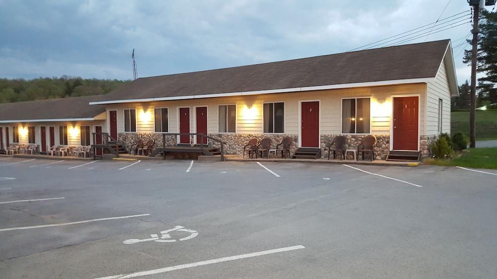 Clark's Beach Motel photo 3