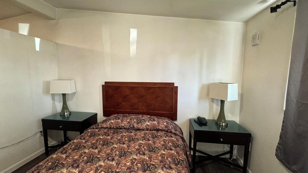 Golden Kent Motel photo 14