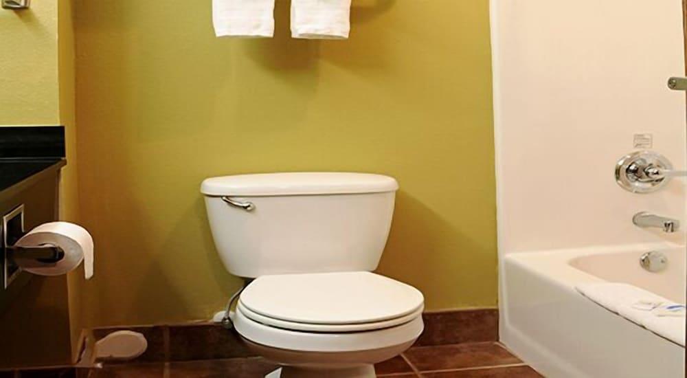 HomeTown Inn & Suites photo 16