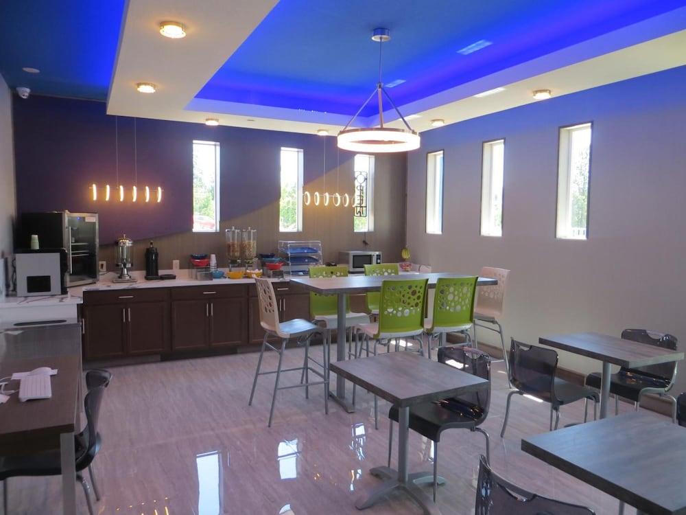 Hotel Blue - Woodlands photo 45