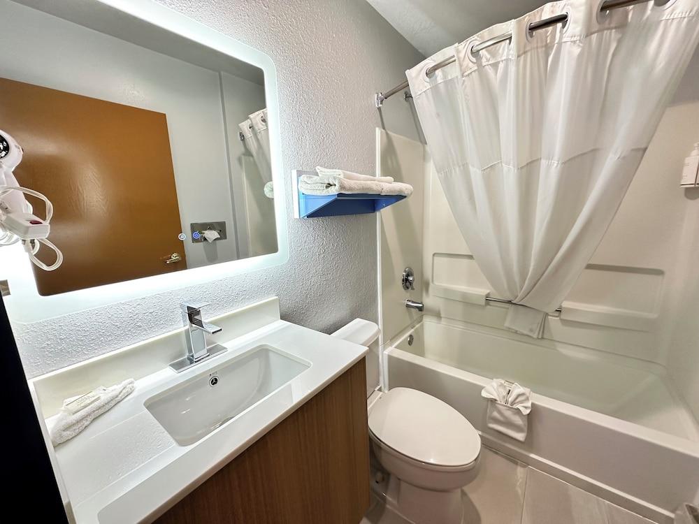 Microtel Inn by Wyndham Gallup photo 25