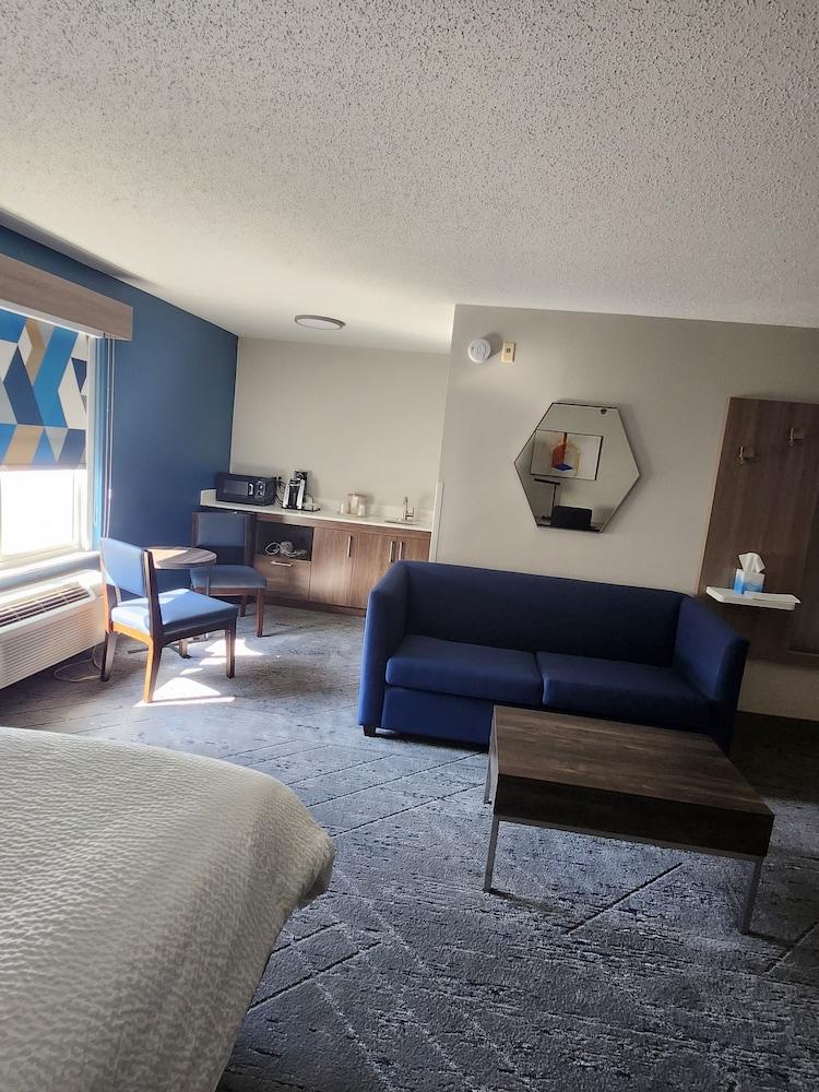 Holiday Inn Express & Suites Alliance by IHG photo 16