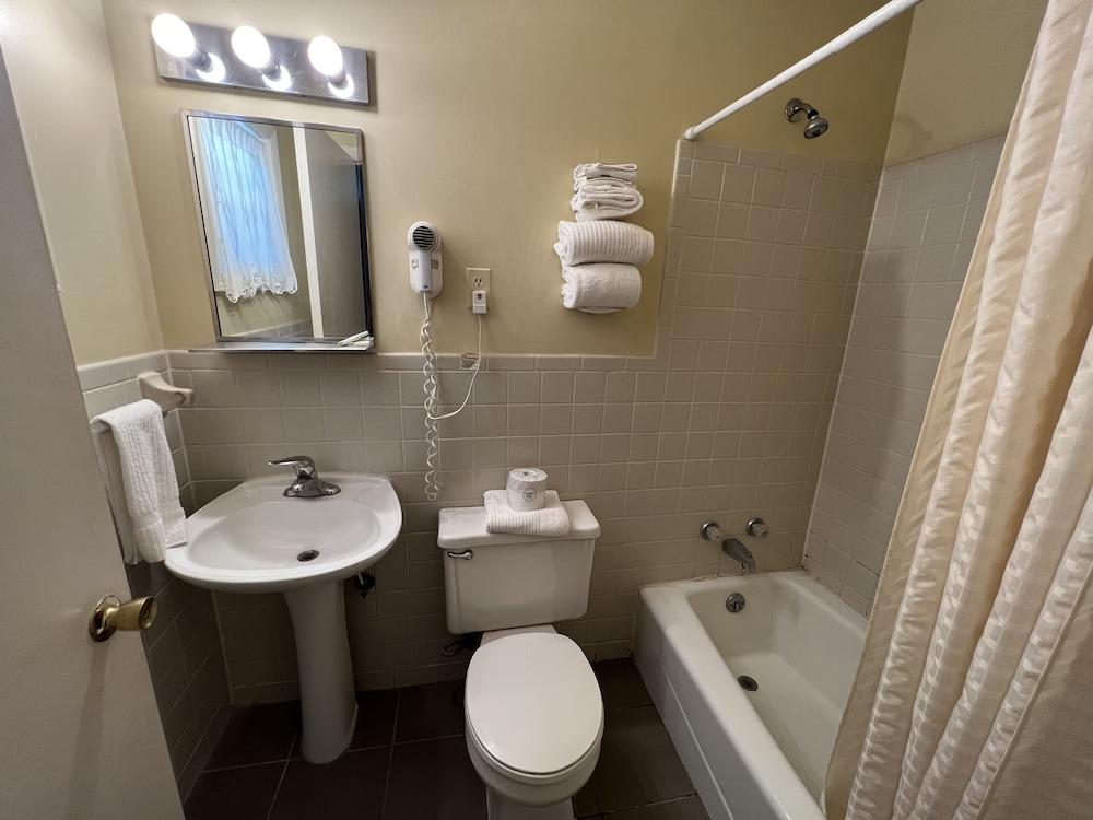 Relax Inn By OYO Natural Bridge I-81 photo 12