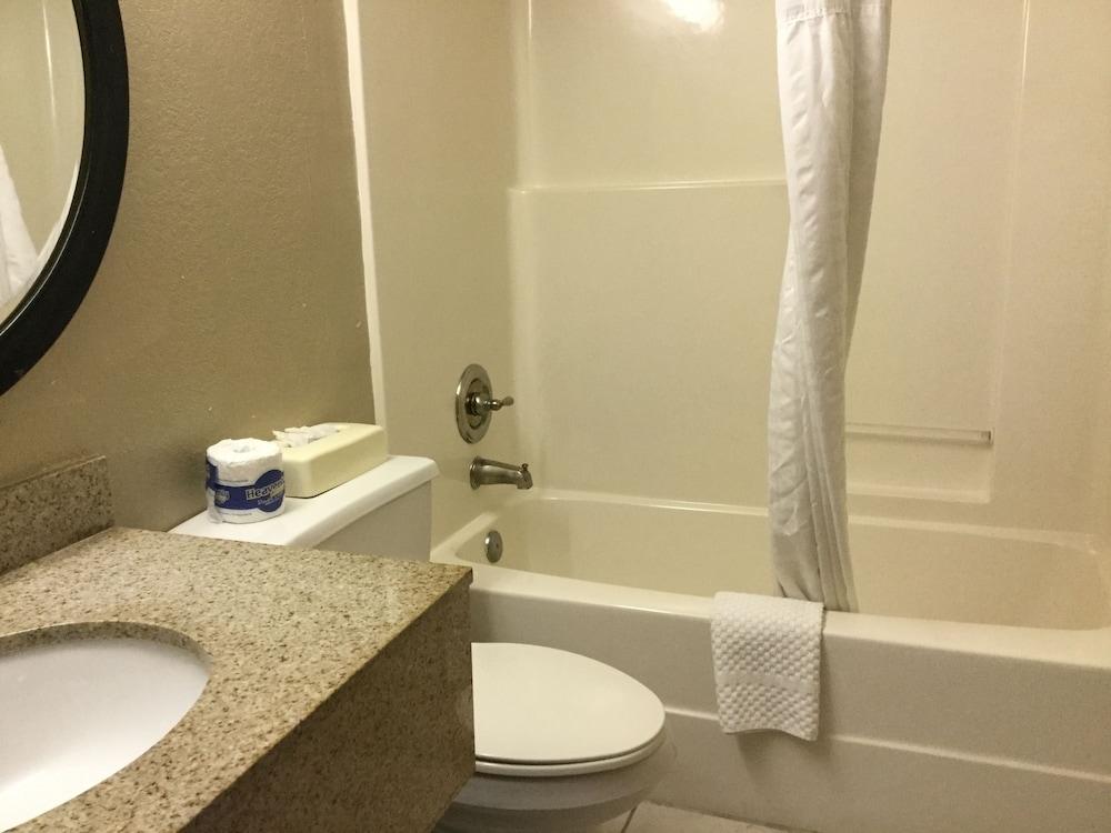 Super 8 by Wyndham Waycross GA photo 12