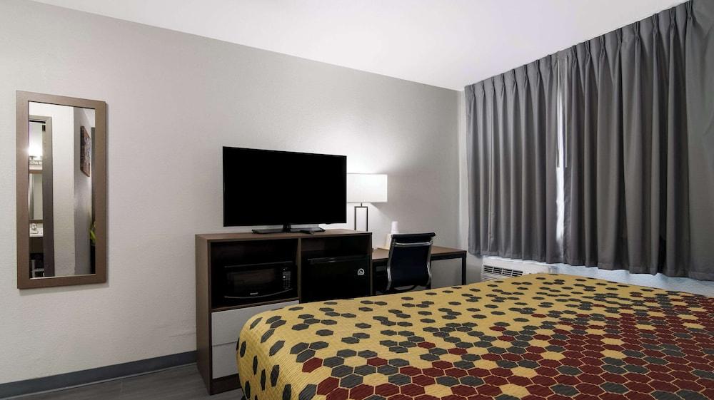 Econo Lodge Portage photo 10